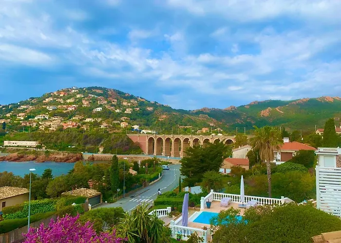 Apartamento La Belle Vue-charming Duplex With Sea View, 50 Meters From And Private Parking Saint-Raphaël